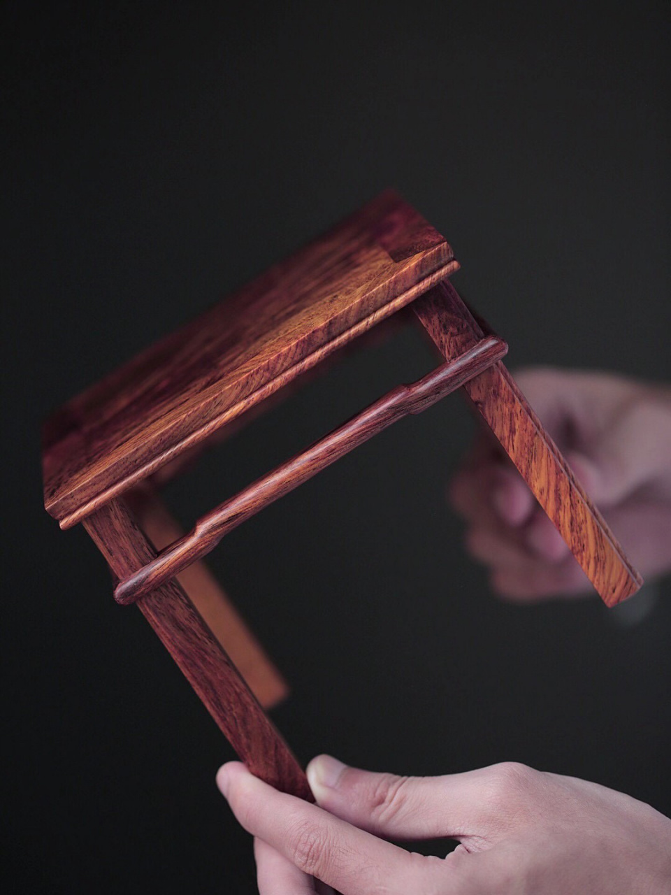 『海黄水波纹 方桌』  一木制器,传统榫卯结构, 板面满水波纹,绚丽