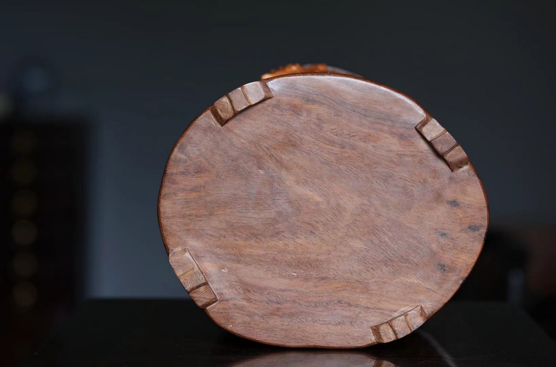 荔枝木 笔筒   荔枝木 笔筒纹理美观,沟壑嶙峋,尽显苍朴古茂之风.