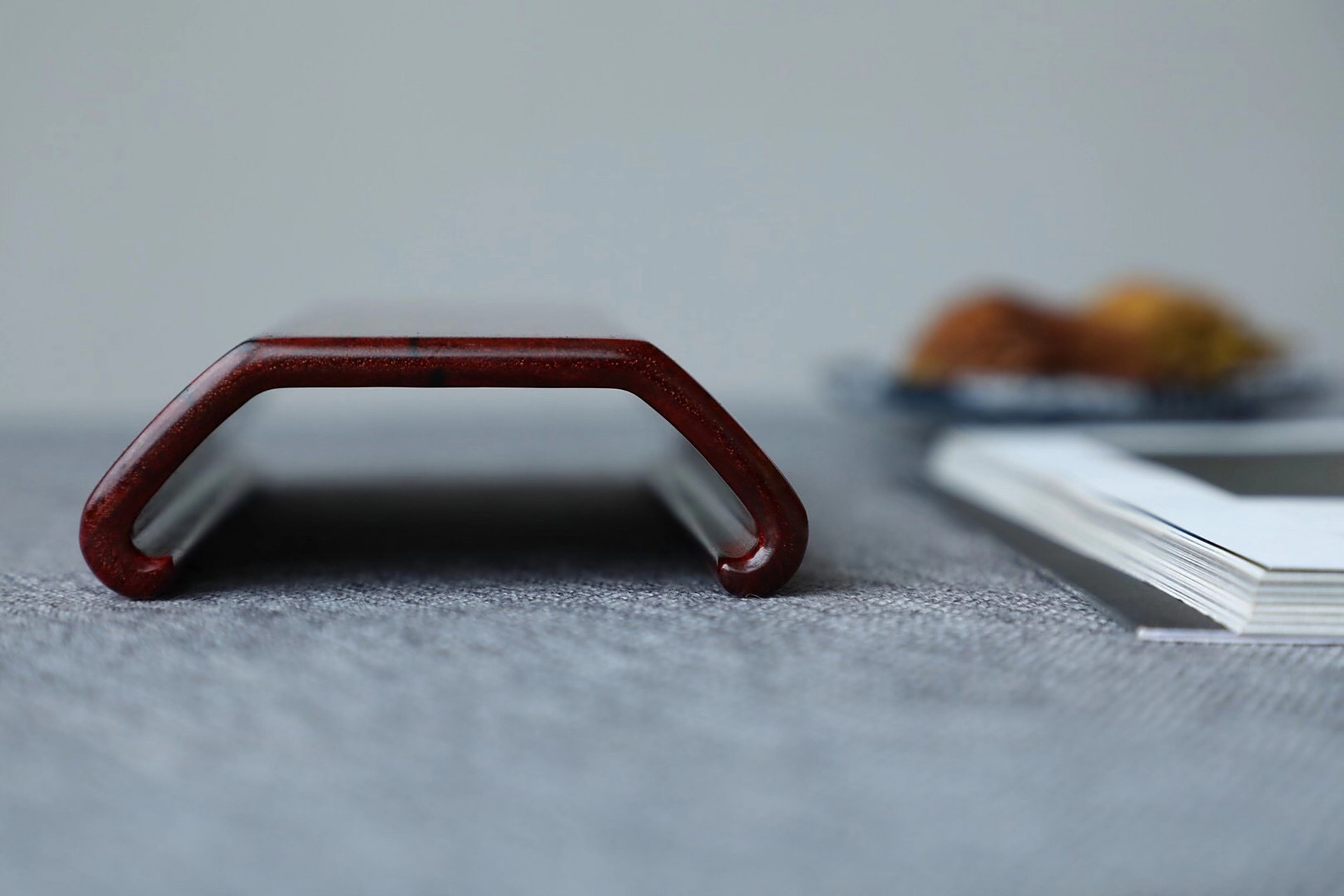 「朴雅|搁臂」  印度小叶紫檀整木挖制,搁臂就是文人必备的一种用具