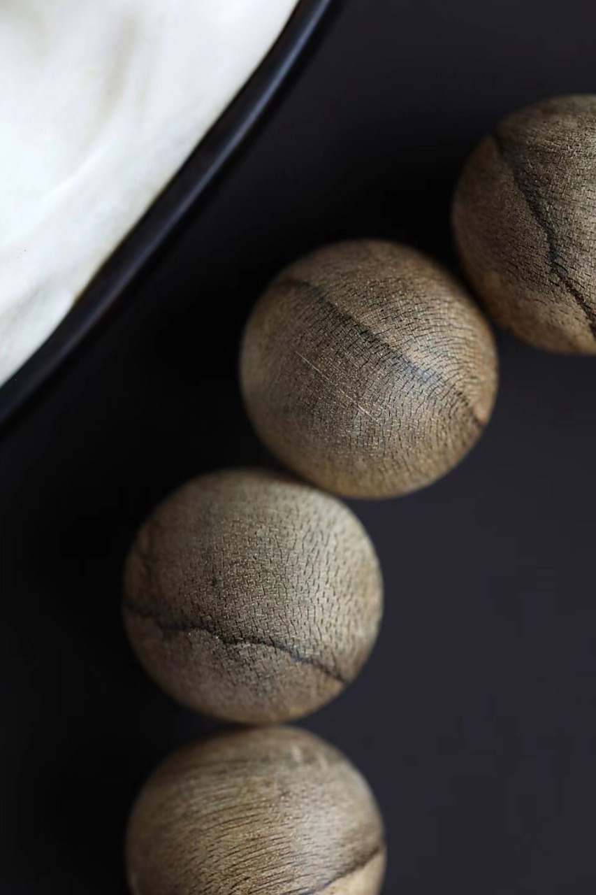 8手串(22~26g)库存7   西马沉香,香韵富有层次而带变化; 清晰黝黑的