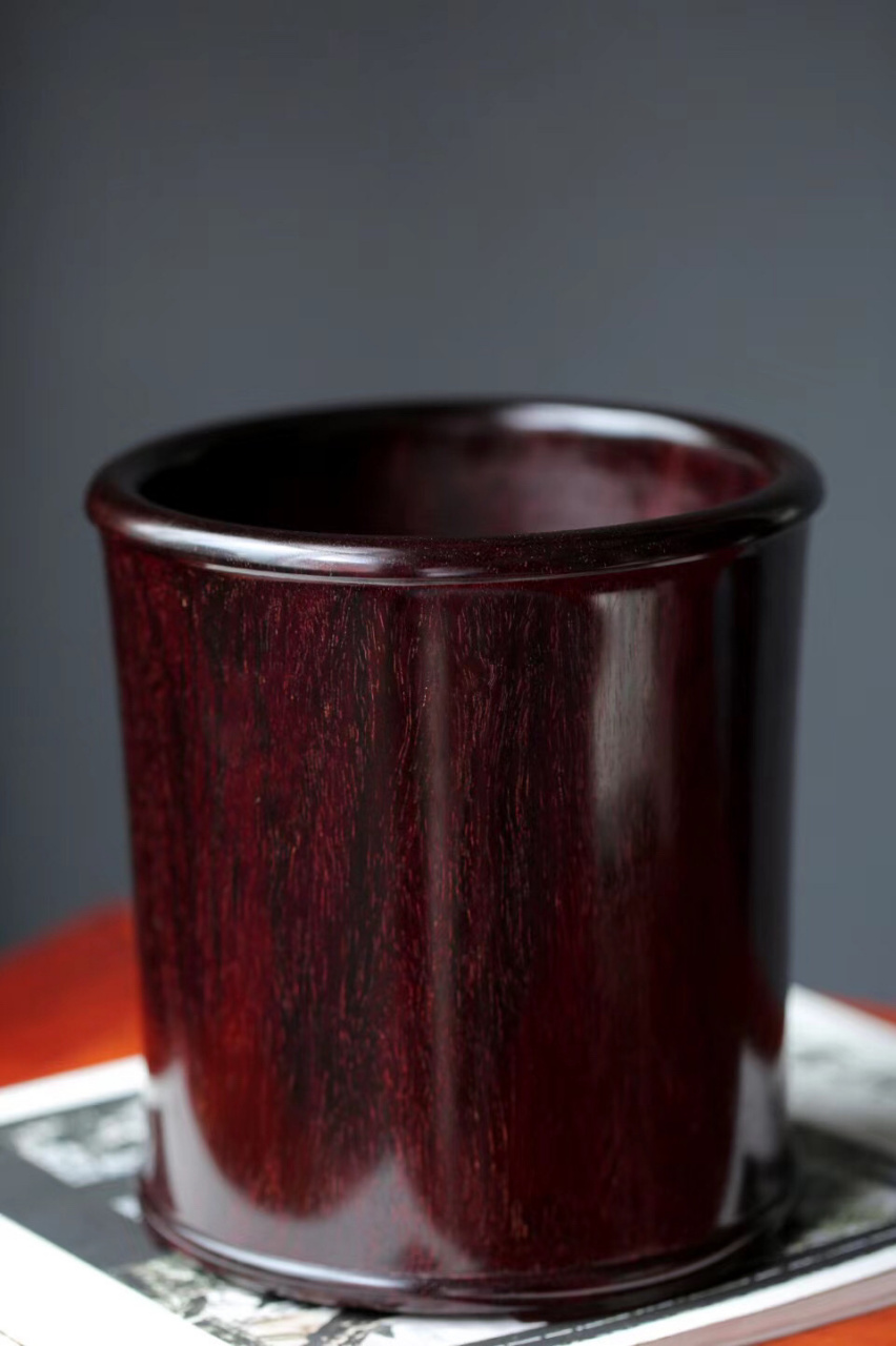 【明式三足】笔筒  笔筒光素,微有束腰,下呈三足, 紫檀木色黝黑,多