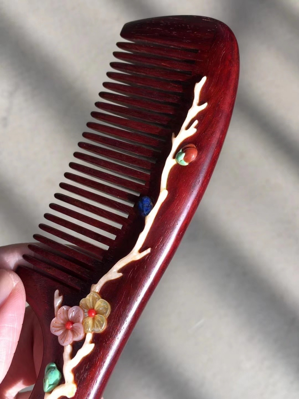 『暗香疏影』紫檀木梳色泽柔润,华贵典雅,百宝镶嵌,圆头梳齿,贴合发丝