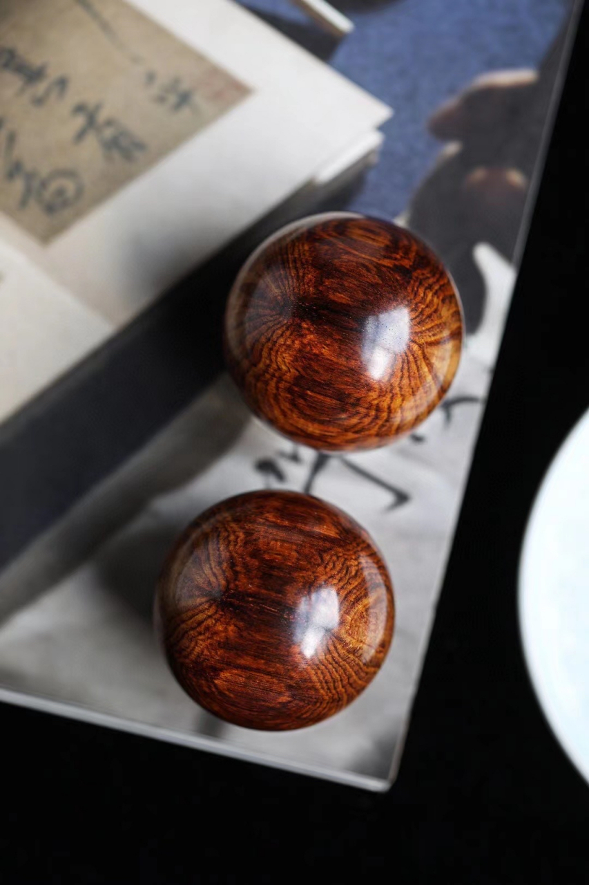 黄花梨 50mm保健球 荧光饱足,纹理瑰丽, 蜘蛛纹对眼,藏级精品.