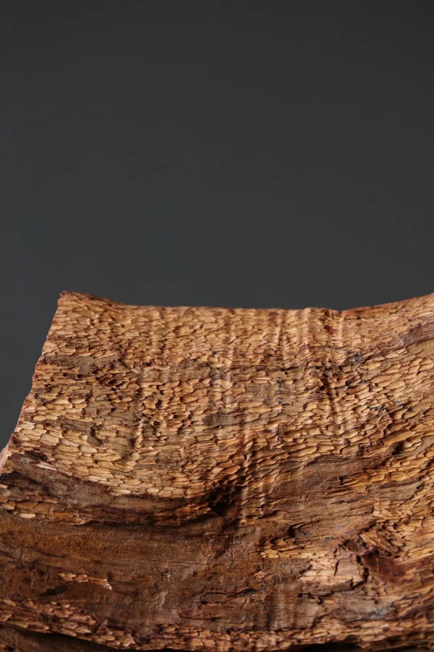 黄花梨 释迦牟尼  老料经年风化,皮沙沧桑高古,造像深邃沉静,似与天地