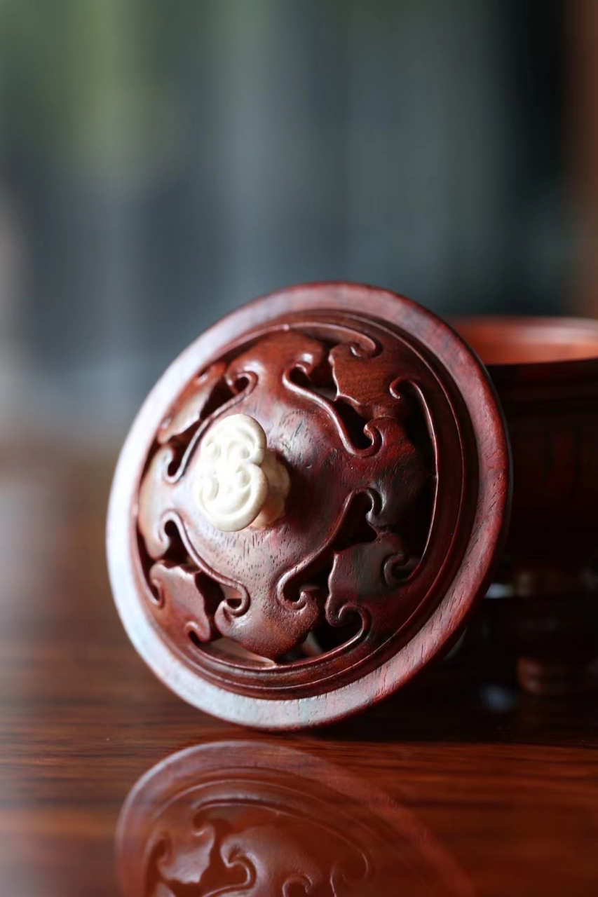 小叶紫檀 香炉   玲珑巧陈,添雅生香.伴清茗书卷,足可遣怀清心.