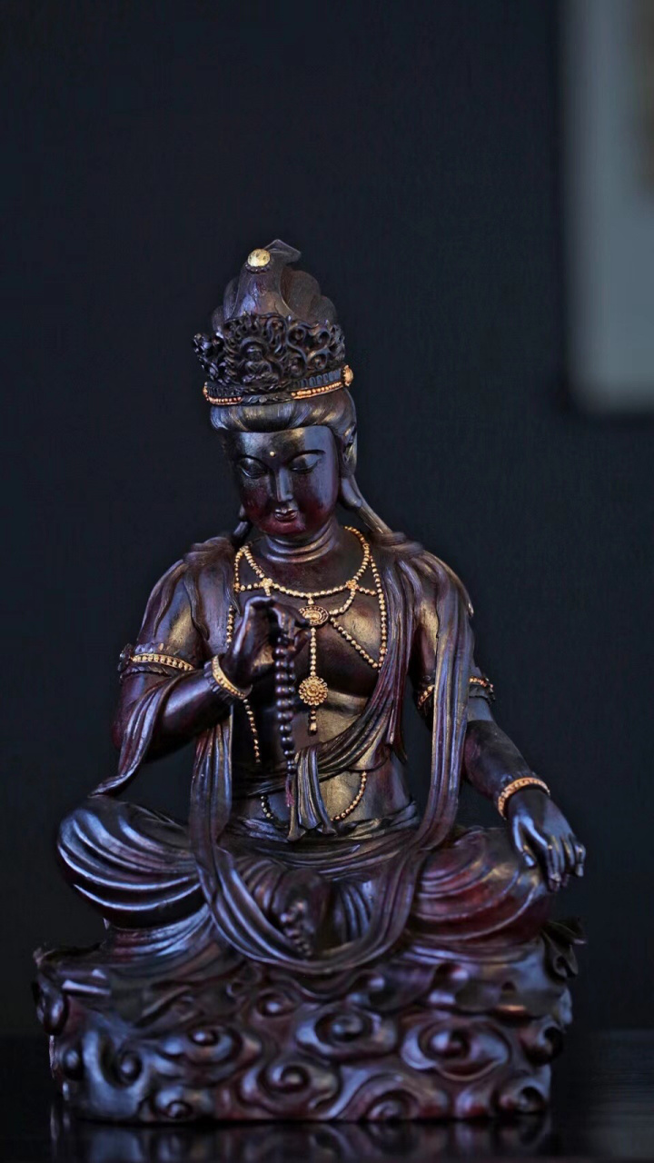 【持珠观音】摆件  紫檀高密老料,清刀雕刻; 菩萨面容平和,眉如初月