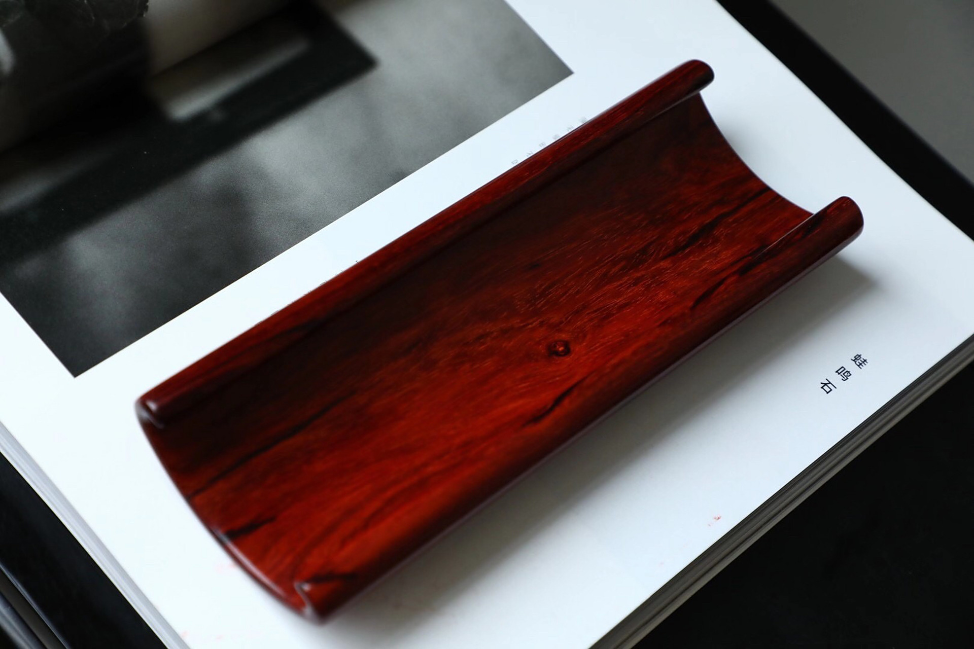 「朴雅|搁臂」  印度小叶紫檀整木挖制,搁臂就是文人必备的一种用具