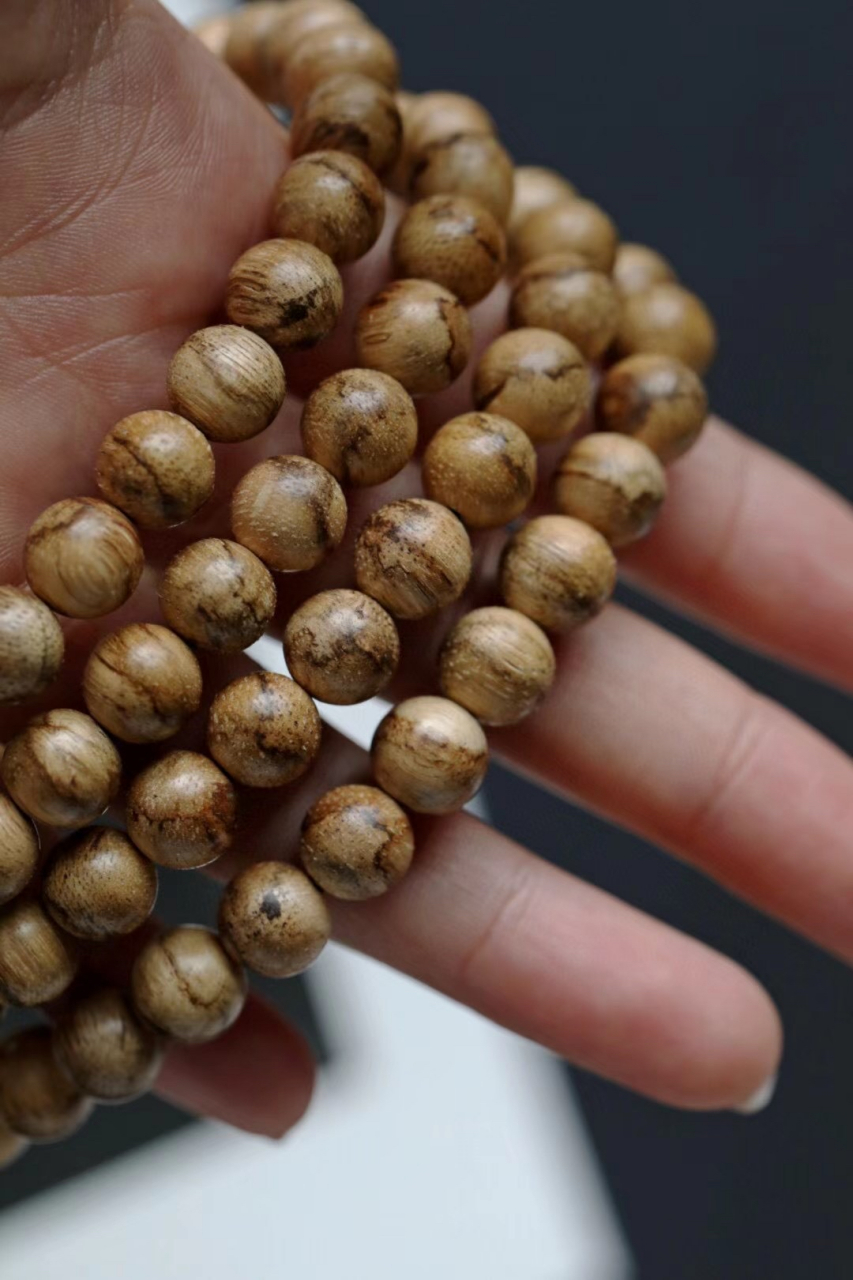 达拉干沉香  油脂丰富极具美感,生闻凉意沁人心脾; 层次感丰富穿透力