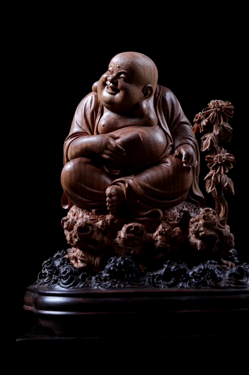 【皆大欢喜佛—黑肉沉水】 弥勒佛开脸喜庆,坐姿随性,手持经书衣着