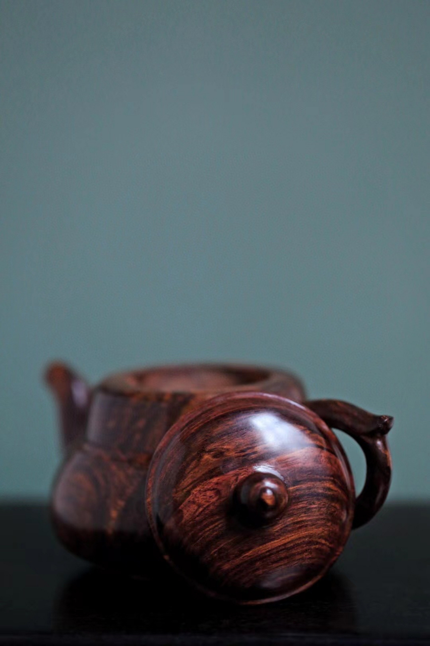 紫油梨 海黄【茶壶】摆件茶壶纹理清晰煊丽,荧光质感;壶形圆润饱满