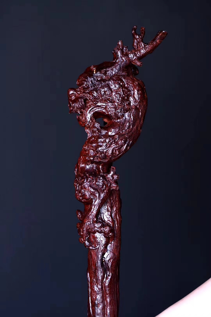 小叶紫檀-【龙杖】  龙头拐杖,即龙头杖,"皇封兵器"之一,古代唯有功勋