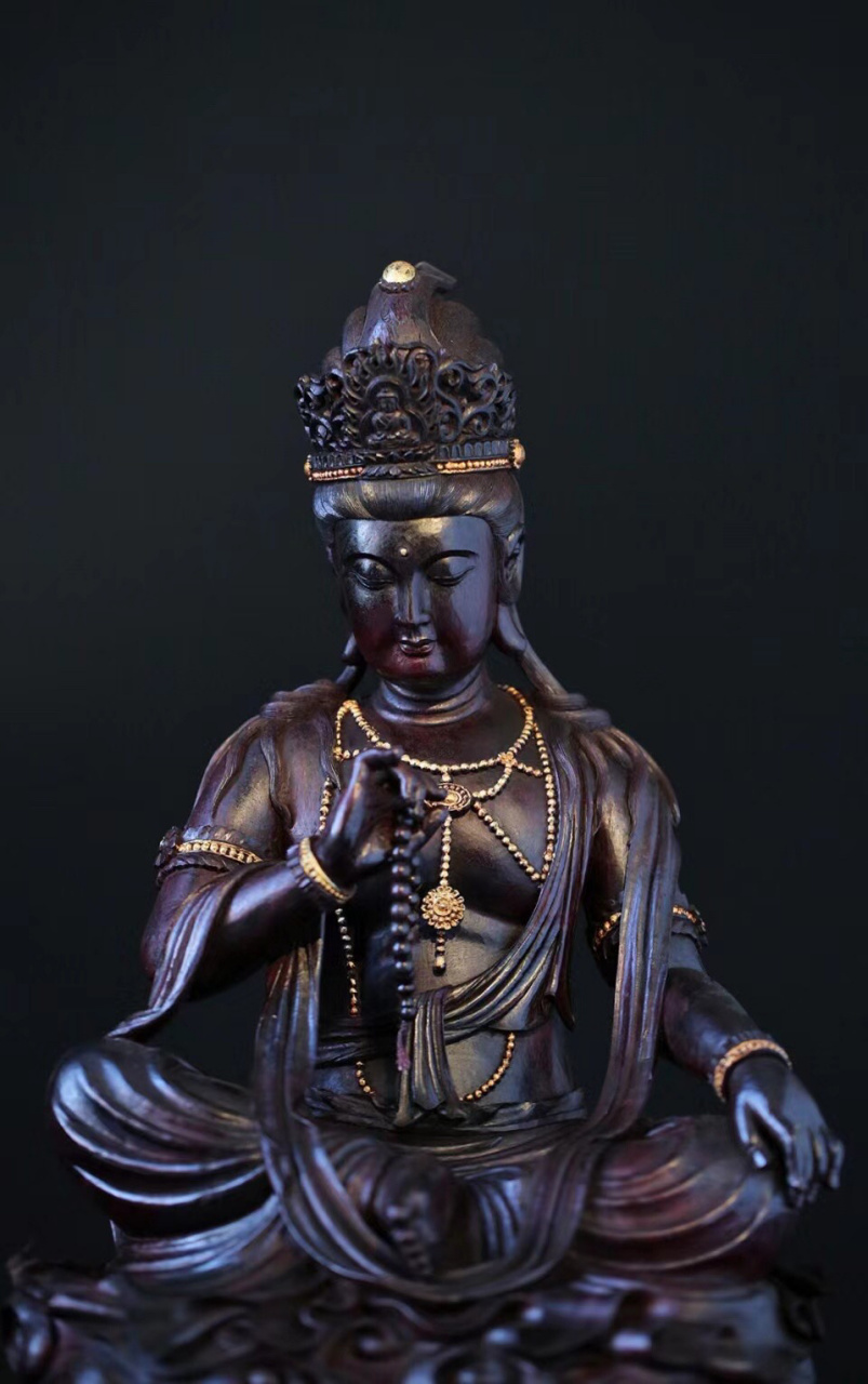 【持珠观音】摆件  紫檀高密老料,清刀雕刻; 菩萨面容平和,眉如初月