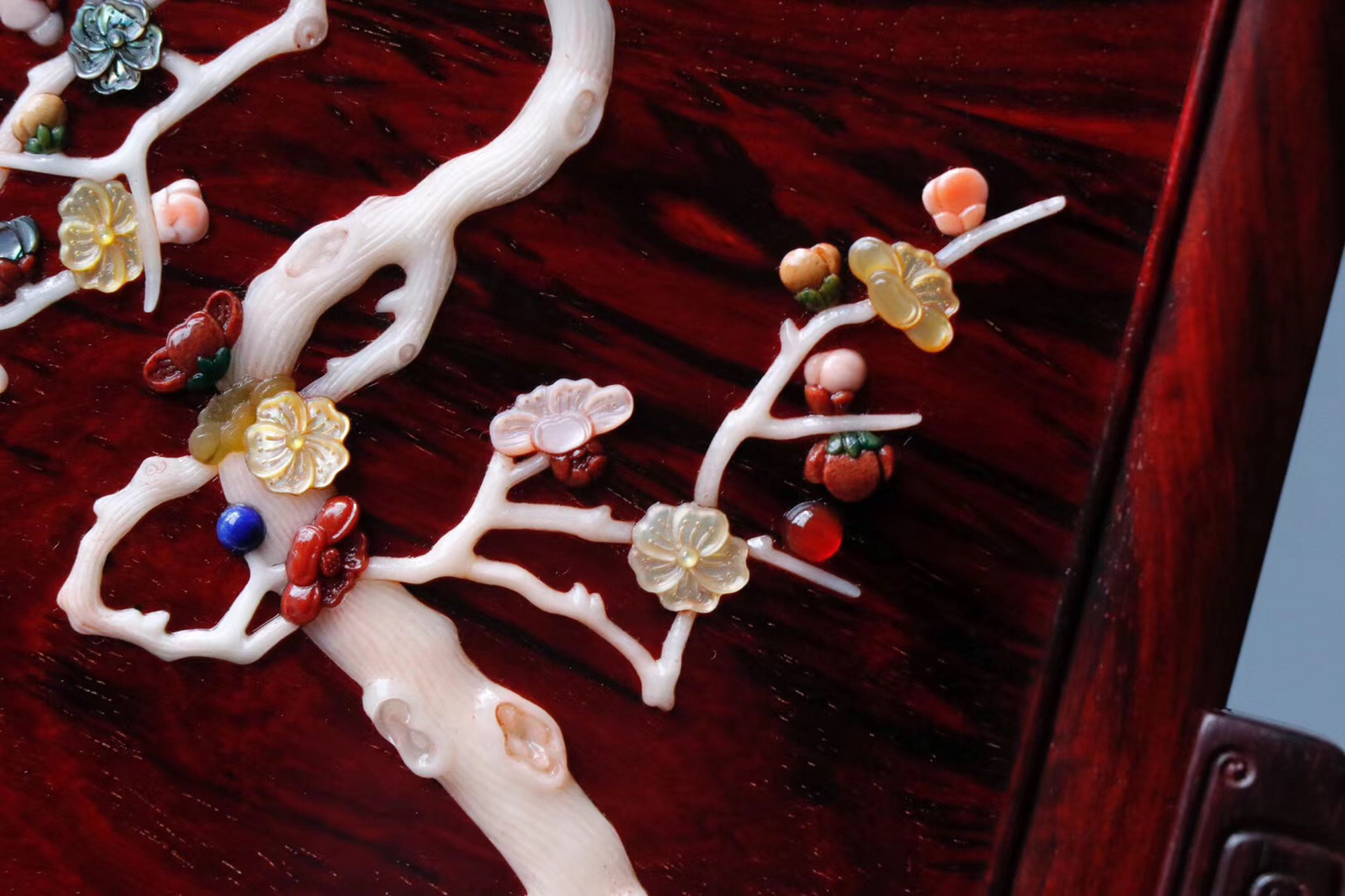 "喜鹊登梅报吉祥,梅花朵朵送清香.福因 慈善得,百福来.