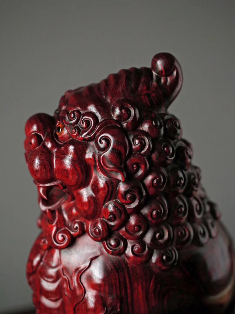 紫檀【狻猊】大摆件  造型威猛而诡谲,身带鳞甲火焰,雄武壮硕, 其形似