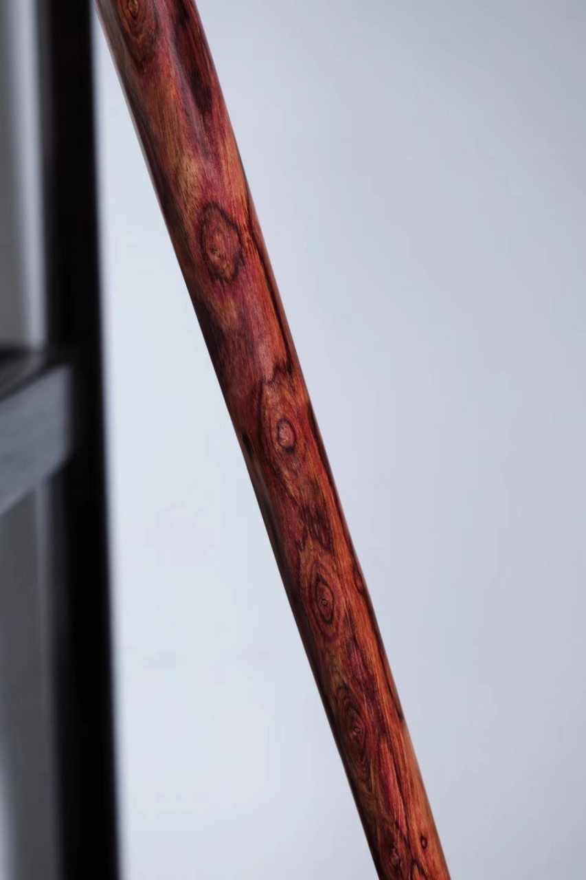 海黄鬼眼纹【寿杖】  精选鬼眼纹海黄,花纹变幻莫测; 扶手幅度采用