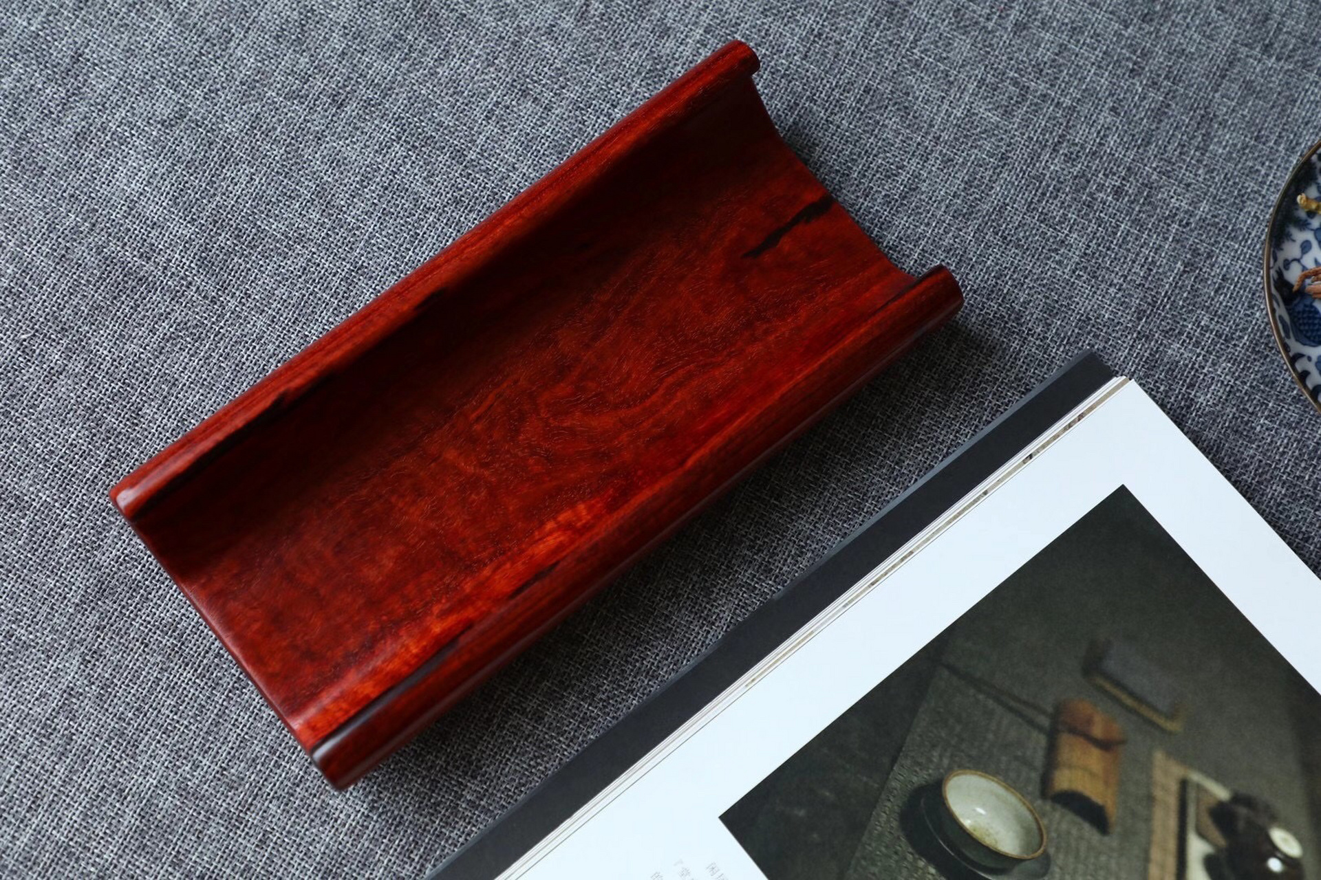 「朴雅|搁臂」  印度小叶紫檀整木挖制,搁臂就是文人必备的一种用具