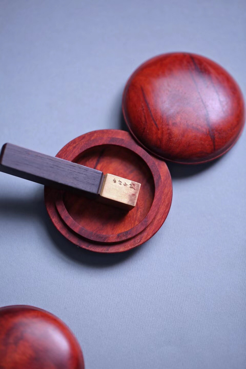 紫檀【印泥盒】  此件印泥盒呈扁圆形,整体微鼓, 器盖与器身以子母口