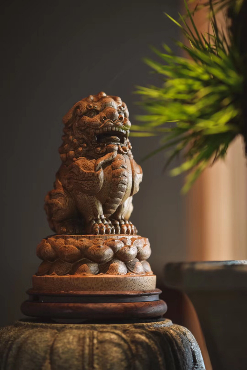 西马沉香|狻猊盘香炉  湘师一木整雕,留原材为座呈,立雕狻猊,仰头呈坐