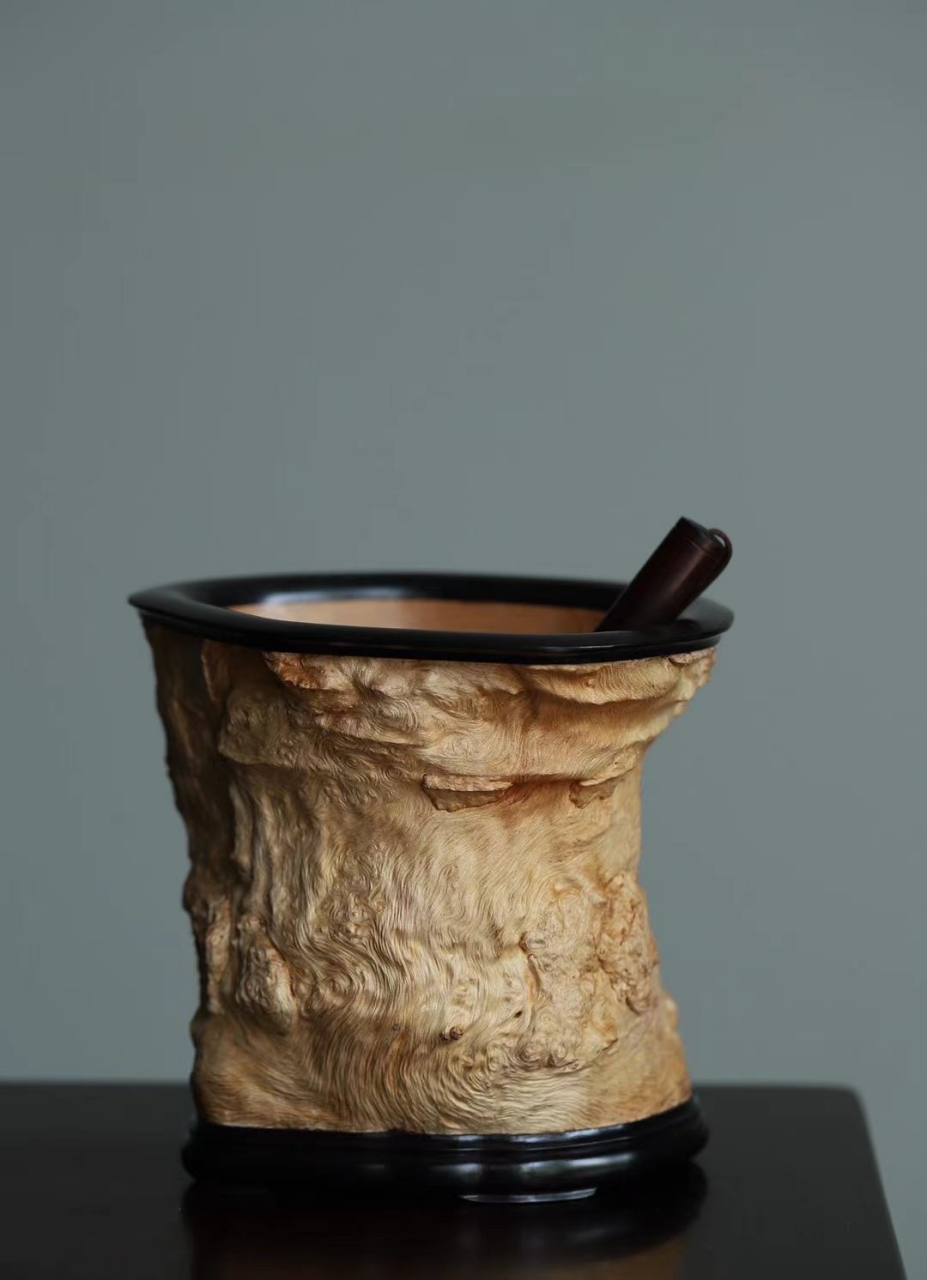 荔枝木随形笔筒  荔枝木 | 随形笔筒纹若百川归海,潆洄磅礴;似千山