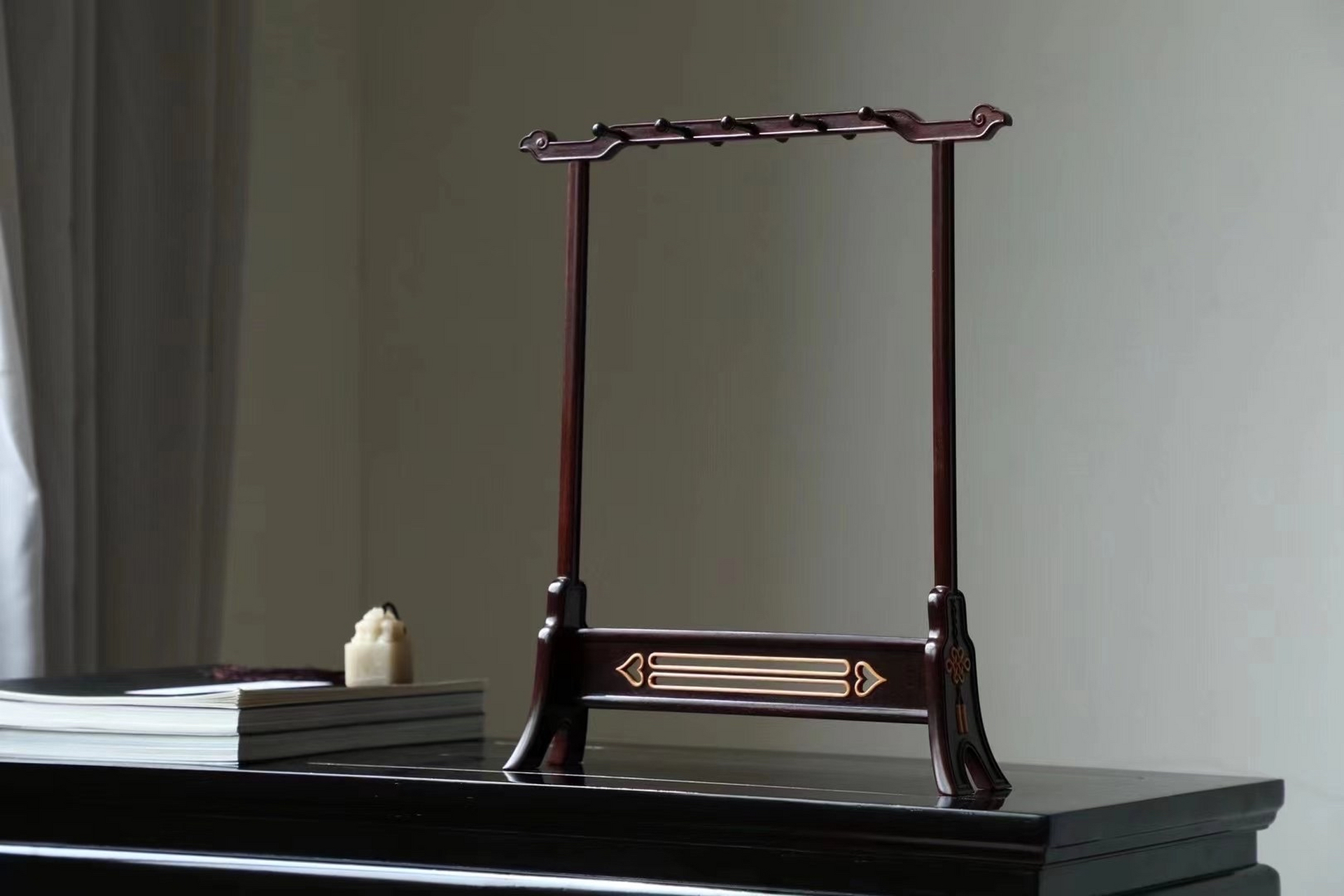 「古币款|笔架」  印度小叶紫檀传统榫卯工艺制作,纯手工镶嵌黄杨木使