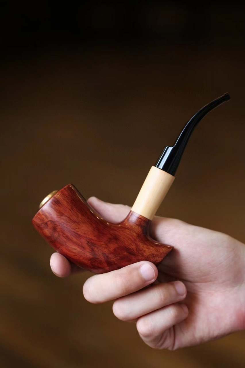 海黄 战斧烟斗   斗型出自丹麦烟斗大师佛么之经典油梨老料,质感细腻