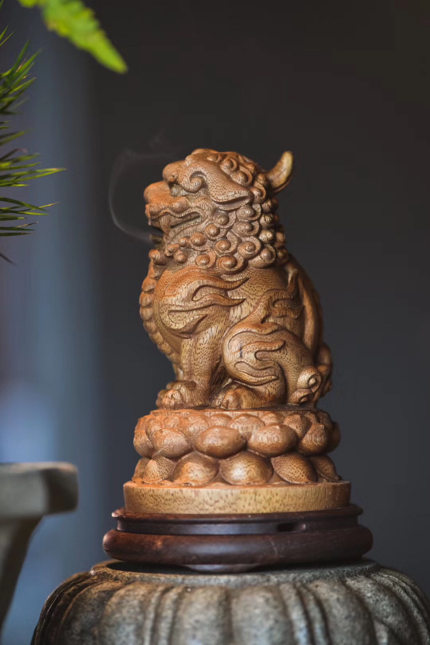 西马沉香|狻猊盘香炉  湘师一木整雕,留原材为座呈,立雕狻猊,仰头呈坐