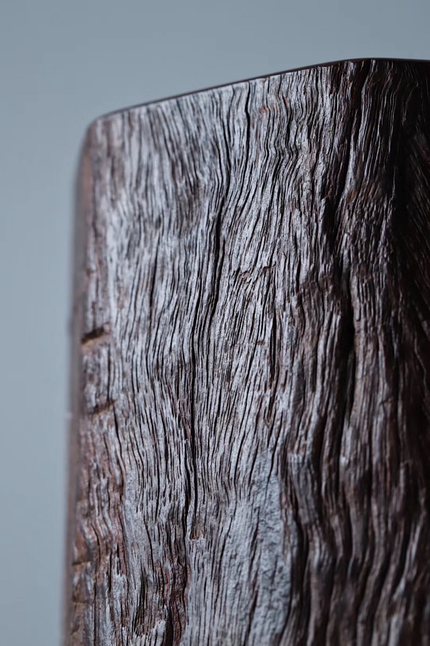 紫檀 | 皮沙笔筒  紫檀老料,形呈八角尤为独特,经年风化,皮沙苍劲古朴