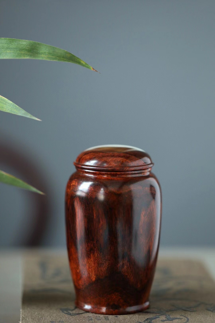 海黄水波纹【品香罐】  海黄老料制,器形简约, 天然水波纹,温润无争