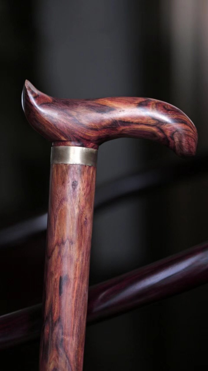 海黄鬼眼虎皮纹 寿杖  色泽莹润,纹理瑰丽; 制作精细,弧度趁手,底足包