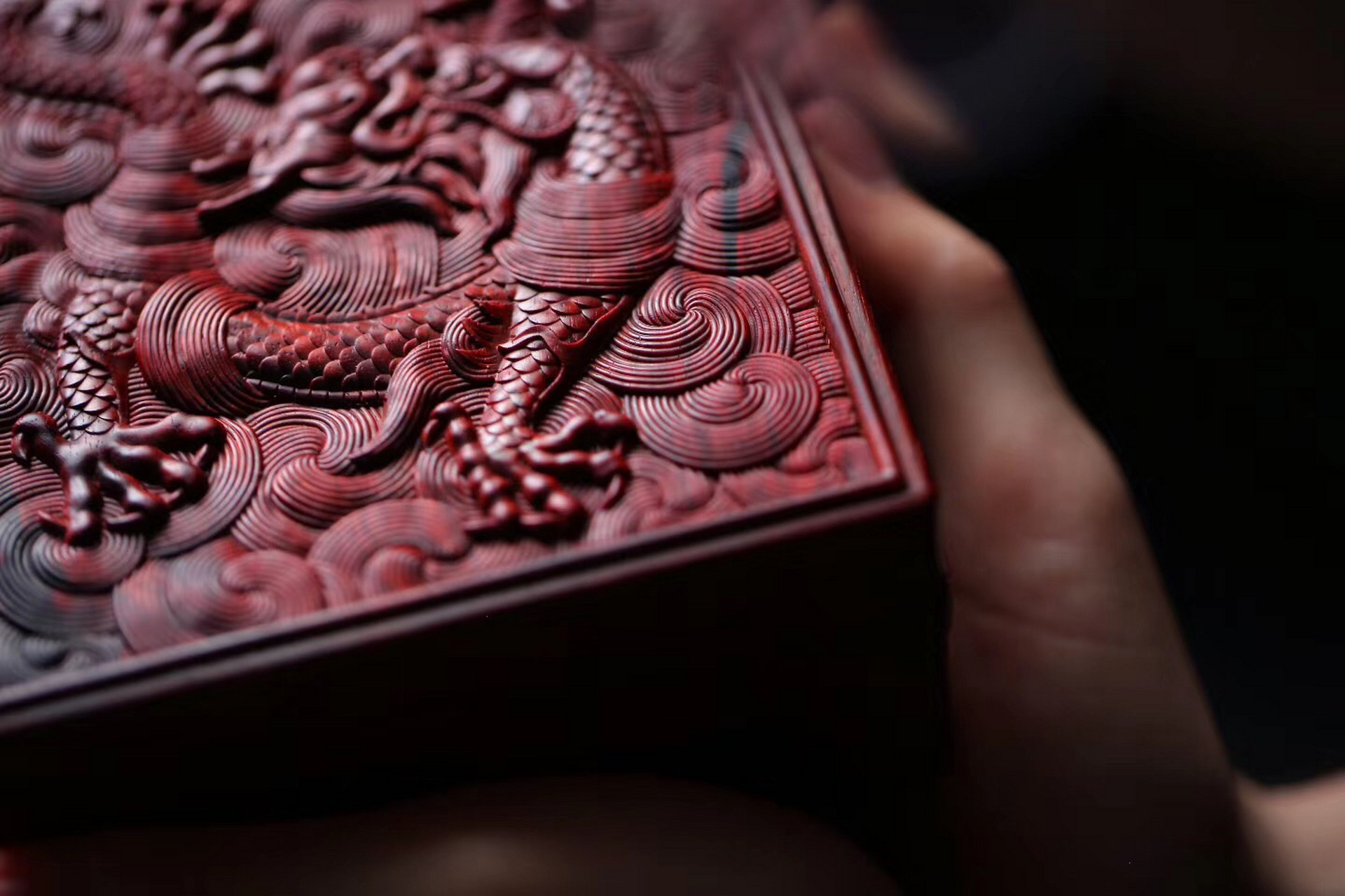 小叶紫檀丨龙腾万里·首饰盒  整器精工细雕,正面雕刻龙纹, 龙鳞刻画