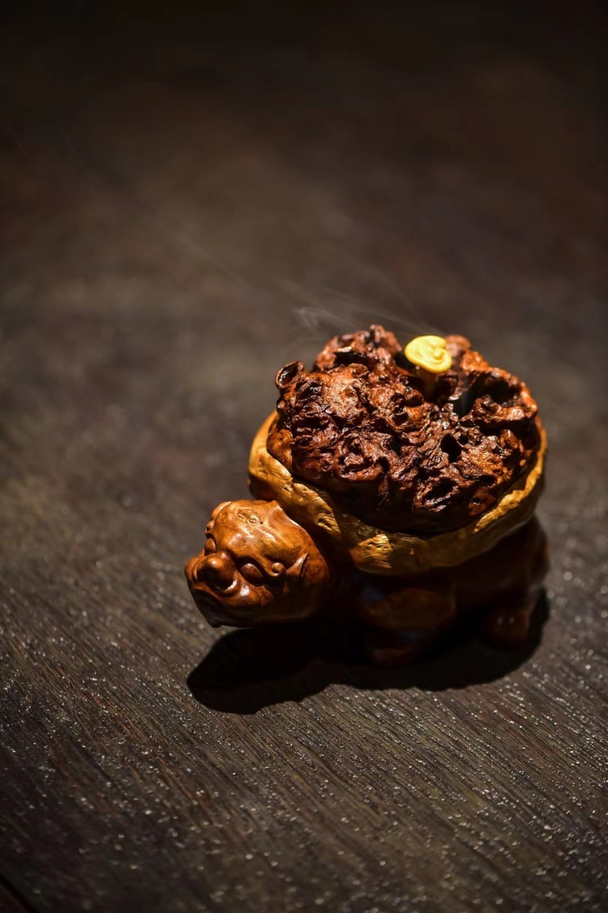 荔枝木古兽香炉 匠师整木雕制,整姿饱满丰韵,意态奇古,随形雕刻,呈坐