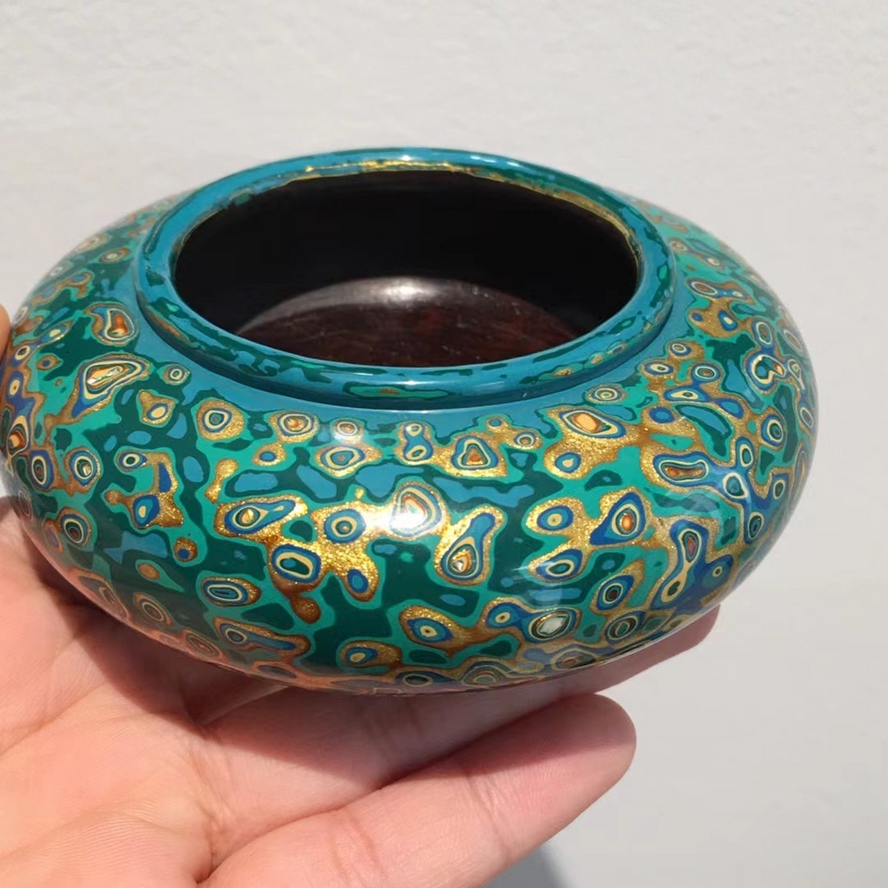 大漆 香炉  以黑檀木胎底, 天然大漆一层层刷漆, 再一层层细细地打磨