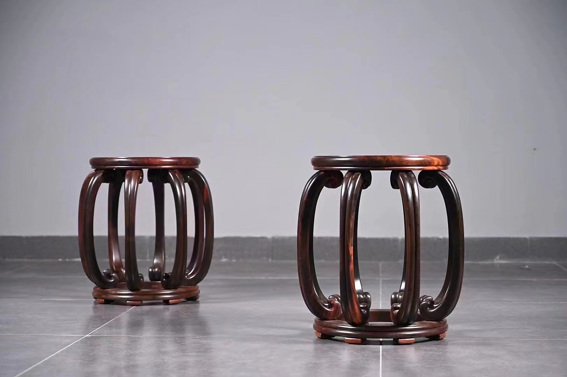 王世襄款八足圆凳 大红酸枝 此款鼓凳,大红酸枝制作,给人的感觉很温润