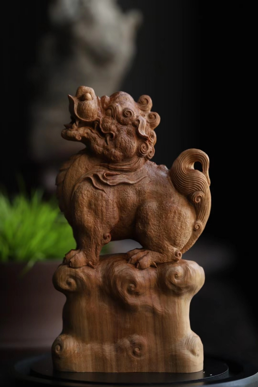 老山檀 | 貔貅圆刀雕刻,貔貅头宽身圆,足爪强健,昂首挺胸神气十足.
