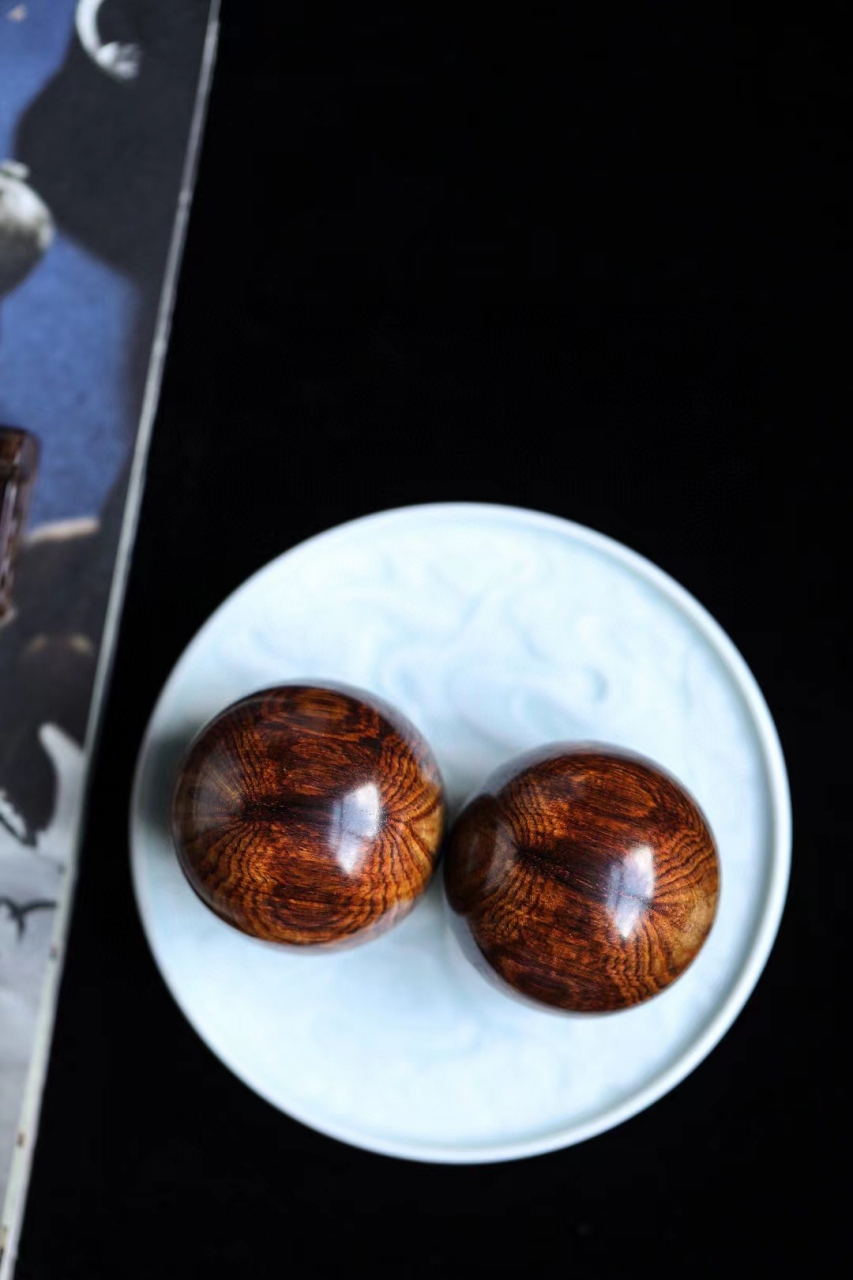 黄花梨 50mm保健球 荧光饱足,纹理瑰丽, 蜘蛛纹对眼,藏级精品.