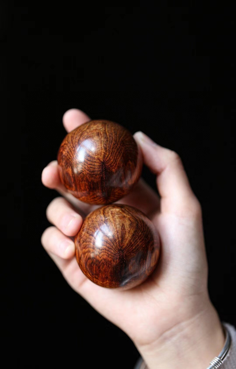 黄花梨 50mm保健球 荧光饱足,纹理瑰丽, 蜘蛛纹对眼,藏级精品.