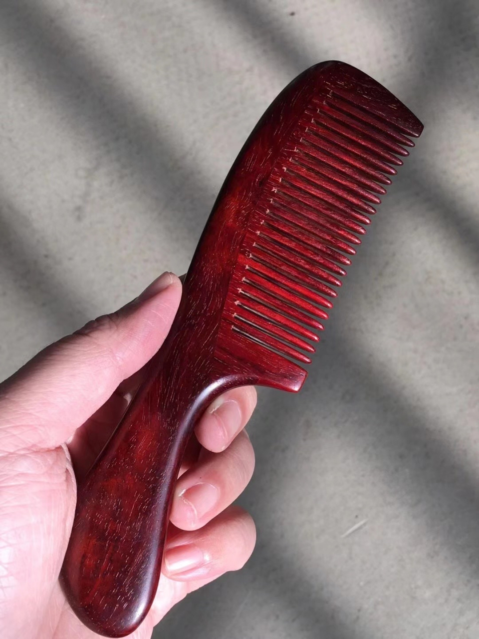『暗香疏影』紫檀木梳色泽柔润,华贵典雅,百宝镶嵌,圆头梳齿,贴合发丝