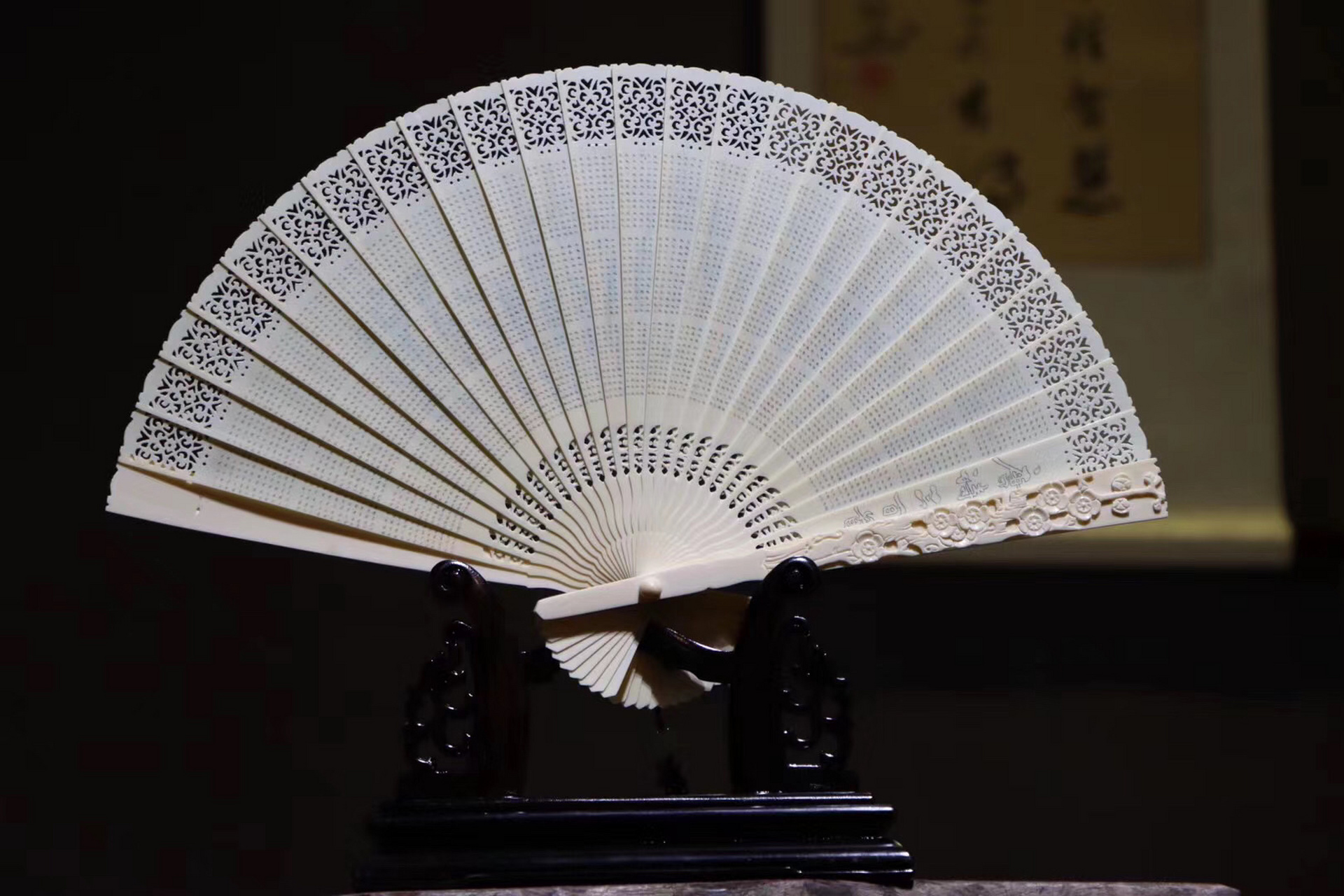 贵妃山水扇  长23cm,开38cm净重110克左右