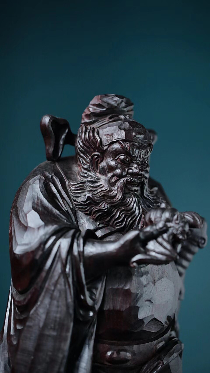 紫檀高密老料【钟馗纳福】  清刀雕刻,刀法利落; 神态如生,威而不怒