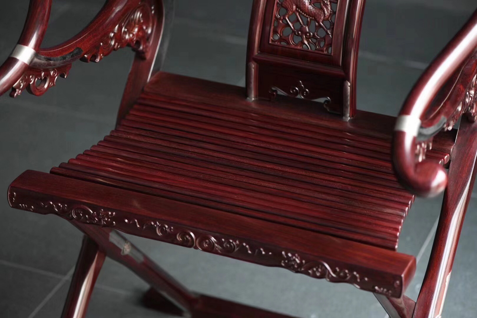 印度小叶紫檀 麒麟纹交椅 〕    此椅料质细腻,质感温润无暇;背雕