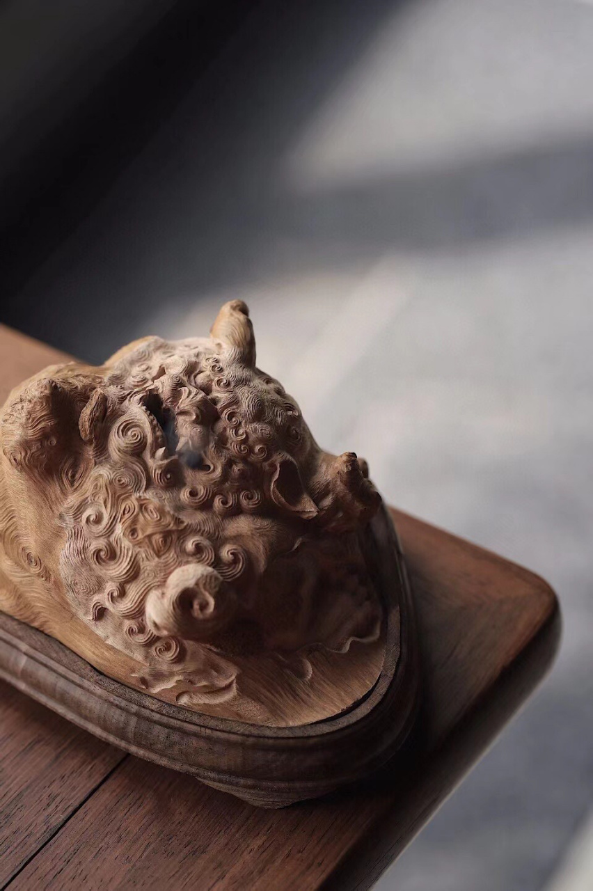 荔枝木 | 瑞狮香炉  随形取意,妙施雕刻,瑞狮如乘风欲奔,吐纳祥云.