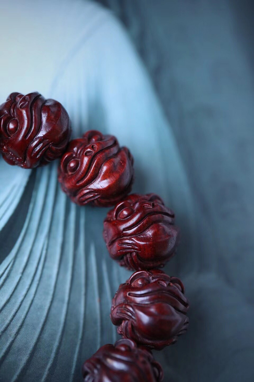 紫檀|20mm金蟾手串  紫檀整木雕刻,材质红润细腻, 肌肤质感雕刻淋漓