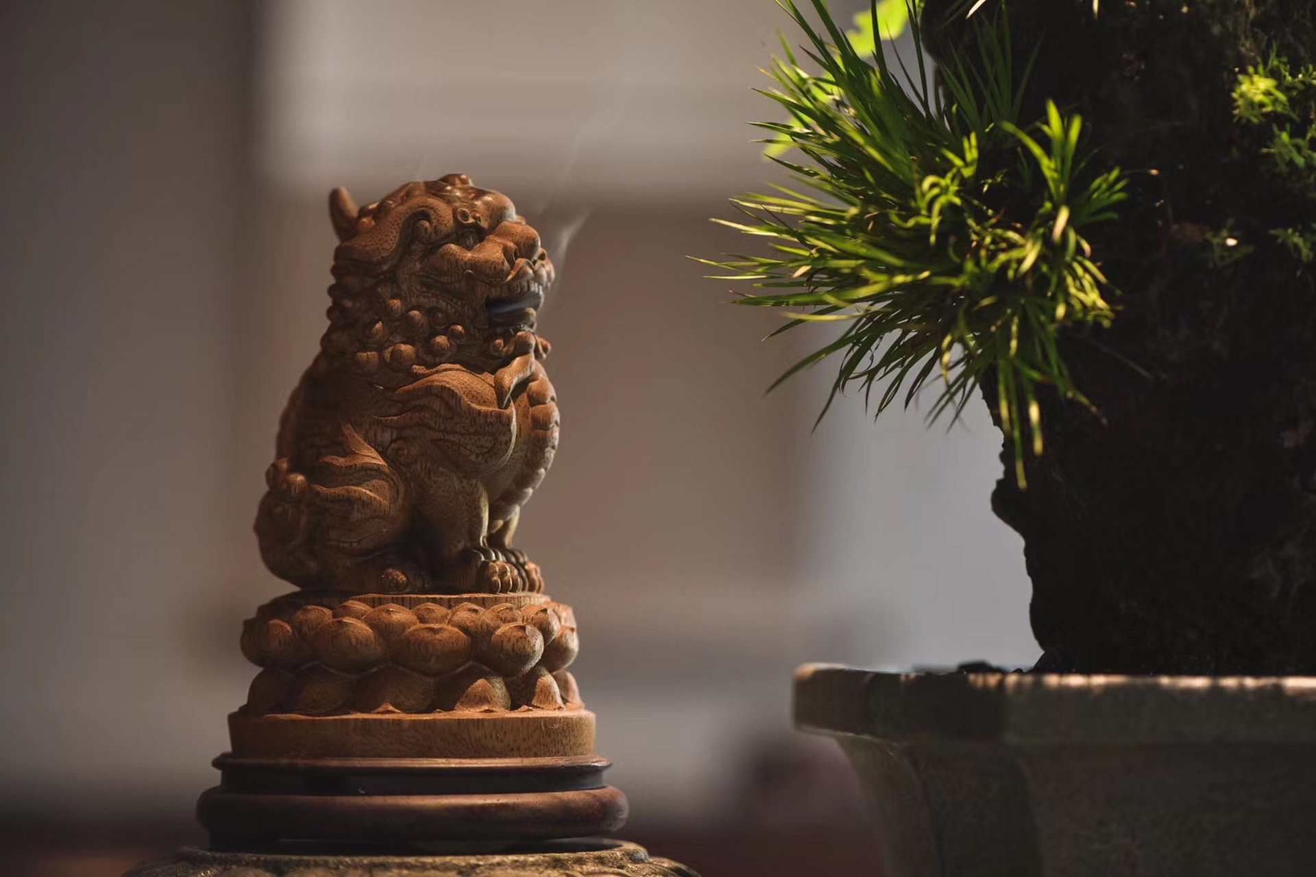 西马沉香|狻猊盘香炉  湘师一木整雕,留原材为座呈,立雕狻猊,仰头呈坐