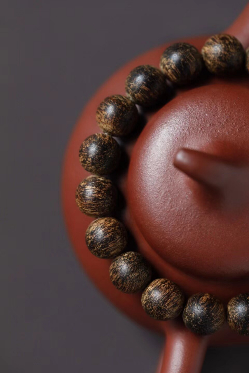 35g  极度稀缺的一线产区,百年老惠安沉香; 全黑油品相,秒沉水,细节