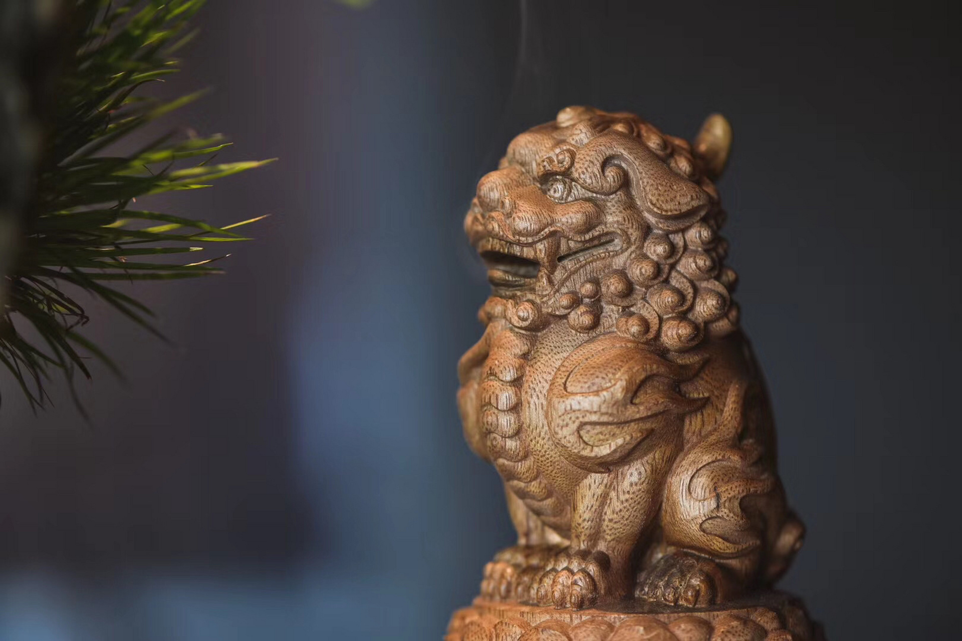 西马沉香|狻猊盘香炉  湘师一木整雕,留原材为座呈,立雕狻猊,仰头呈坐