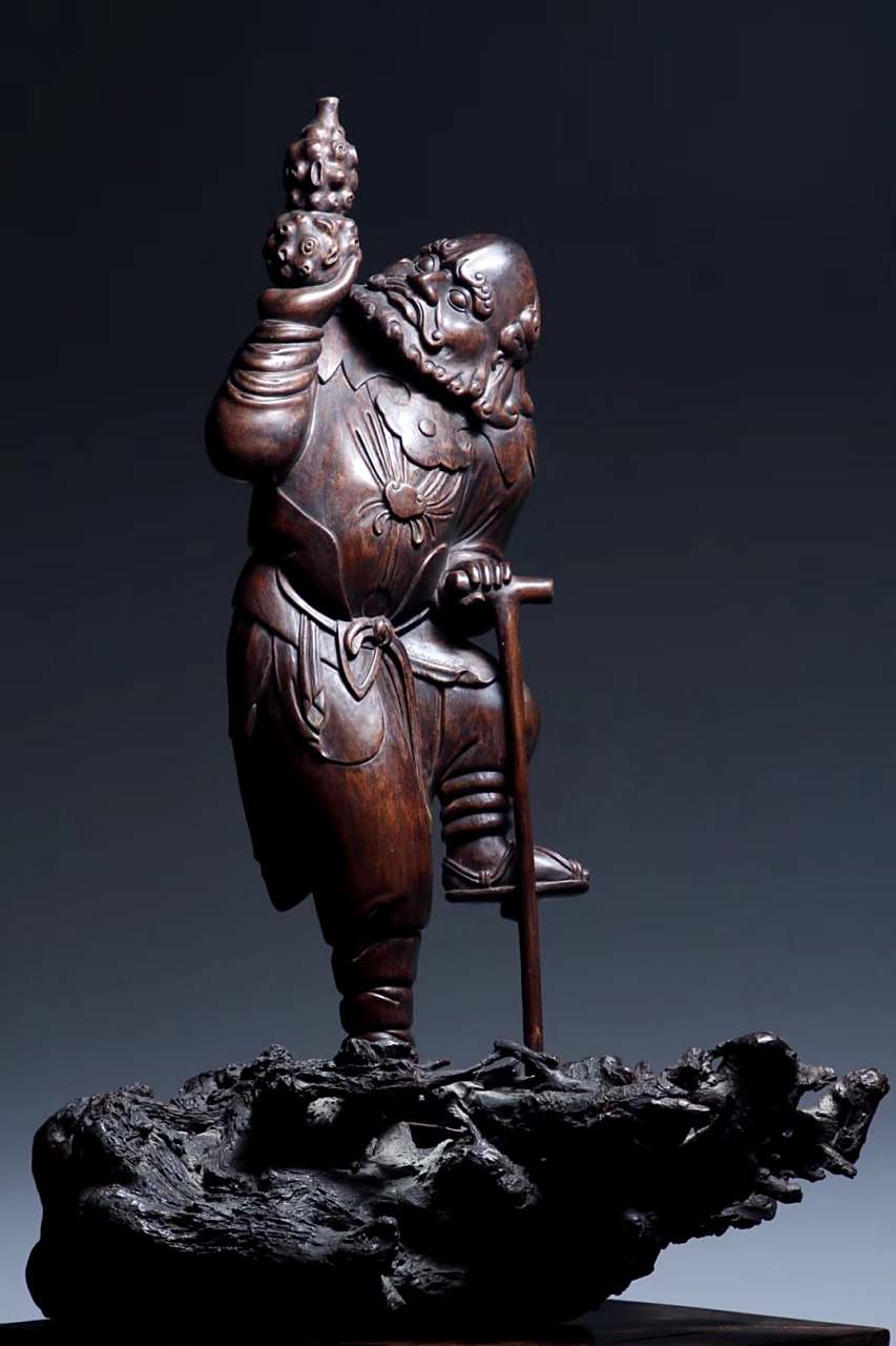 沉香木仿古 | 铁拐李  沉香木整雕,雕刻兼工带写,铁拐李拄杖侧首,手托