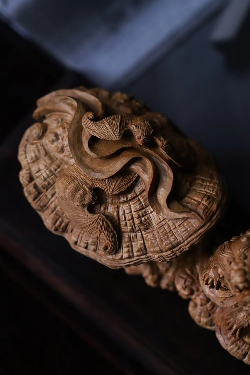 老山檀 | 事事如意 一体整雕,刀法富于变化,刻画立体生动.