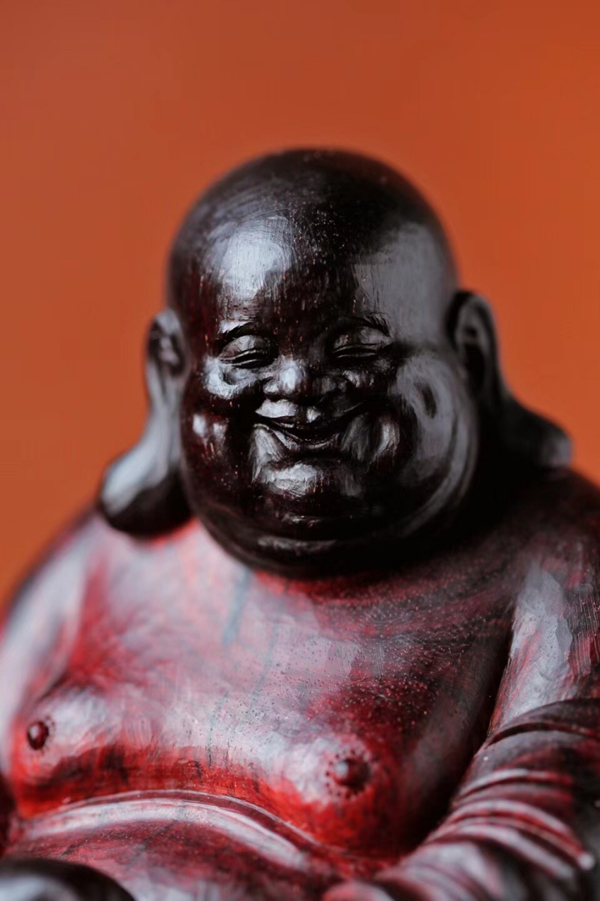 紫檀 弥勒佛  高油密带金星,色泽红润; 清刀雕琢,开脸喜庆, 身形饱满