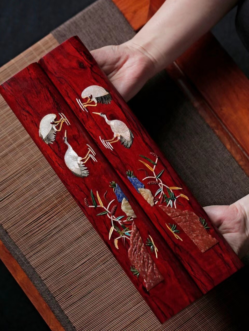 紫檀百宝嵌丨瑞鹤·镇尺  百宝镶嵌工艺,金星带水波纹路, 芦苇飘荡,鹤