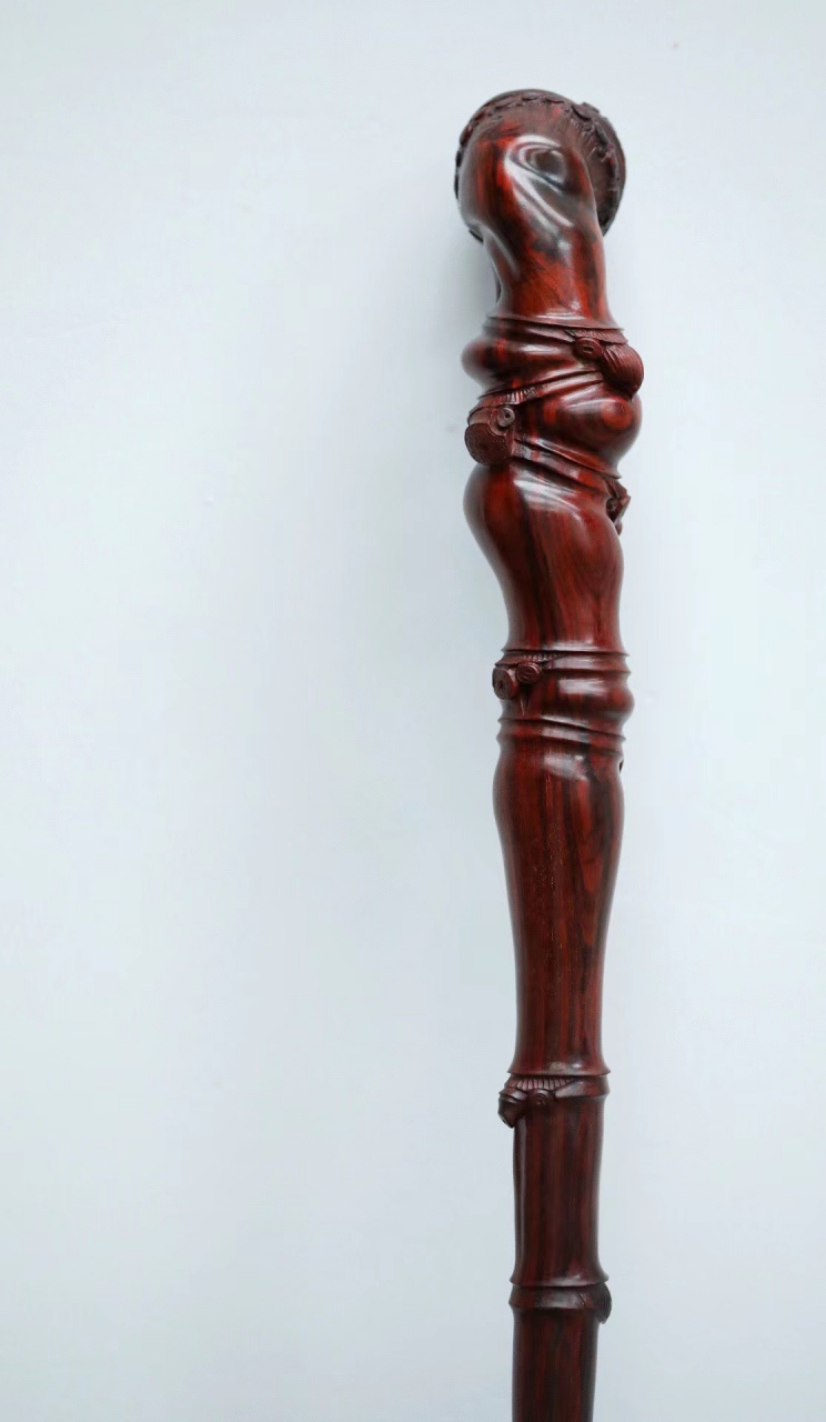 小叶紫檀拐杖 择取足径大材,整木雕刻.